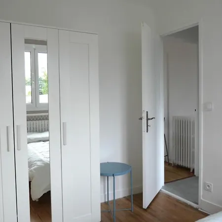 Spacious - Near Train Station Apartment *